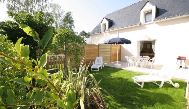 Large south-facing terrace in the heart of the Gulf of Morbihan, enclosed garden