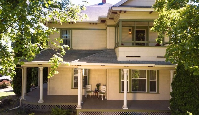 Large & spacious: 12 guests & walkable to Main St!