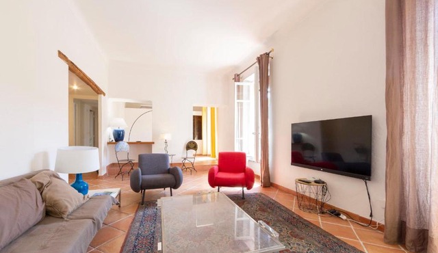 Large spacious 3 BDR apt heart of Antibes 300 meters from beach