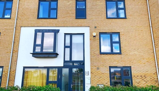 Large, spacious and cosy 5 bedroom house sleeps up to 9 guests.
