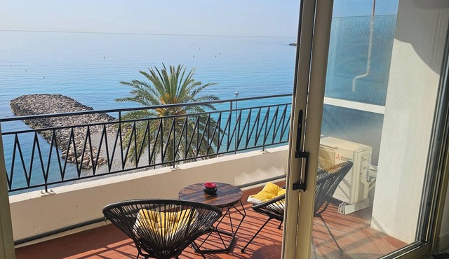 Large Studio 40 m2, sleeping area, seafront