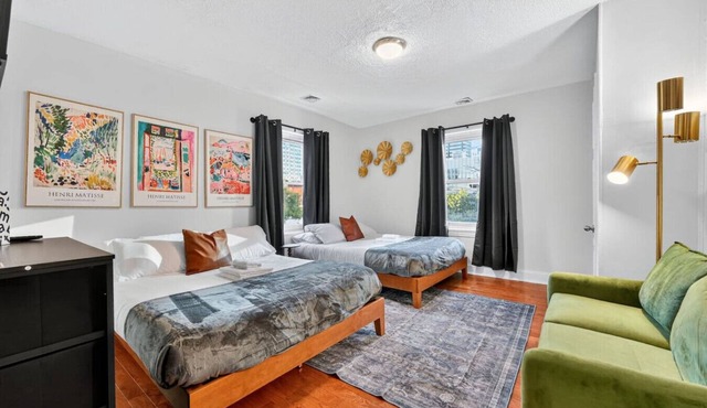 Large Studio | Center City | Sleeps 4 | Fast Wifi