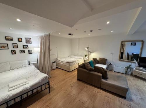 Large studio flat Uxbridge Road
