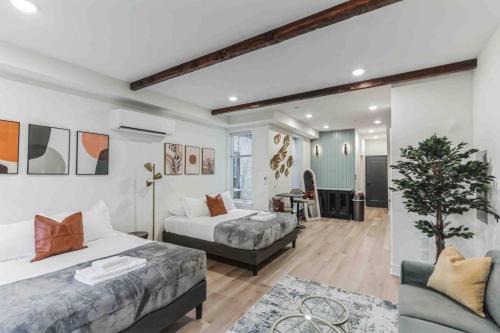 Large Studio w 2 Beds and Balcony (C)