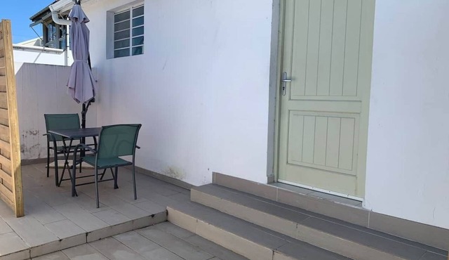 Large Studio, Walking Distance to the Beach