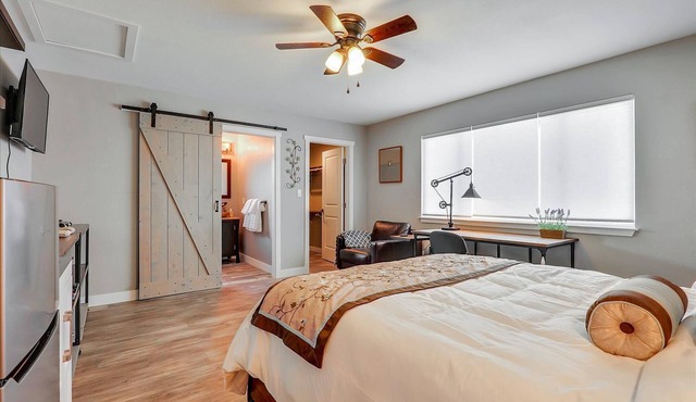 Large studio with AC washer dryer Private entrance