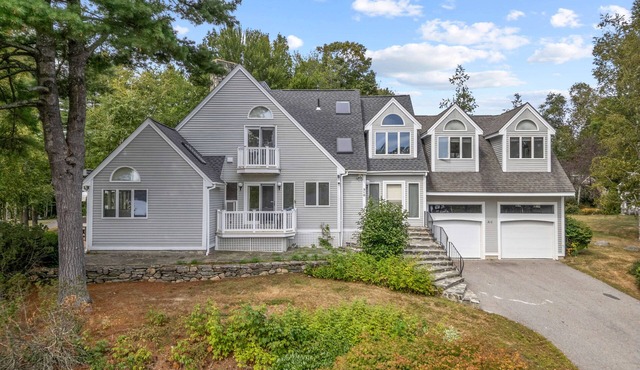 Large Stunning Home with Hot Tub, Sauna, perfect for families and year round vacations for hiking, skiing and boating in Laconia.