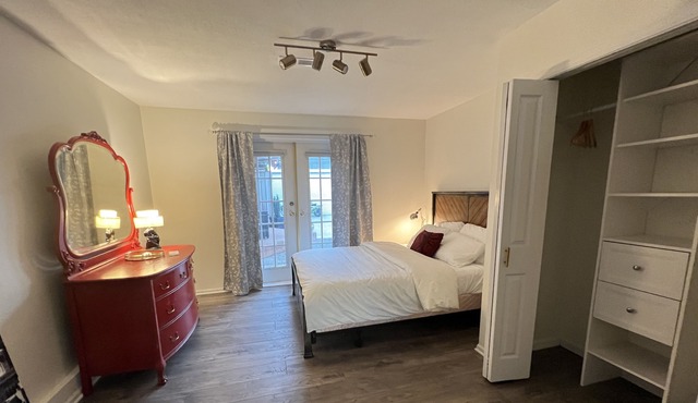 Large Suite w/fireplace