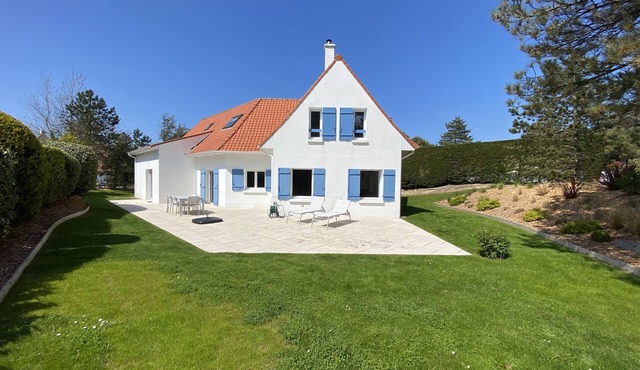 Large, sun-drenched house just a few minutes from the center and the beach.