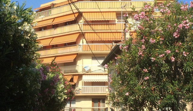 Large sunny flat just minutes from the Croisette, Cannes, with PRIVATE PARKING