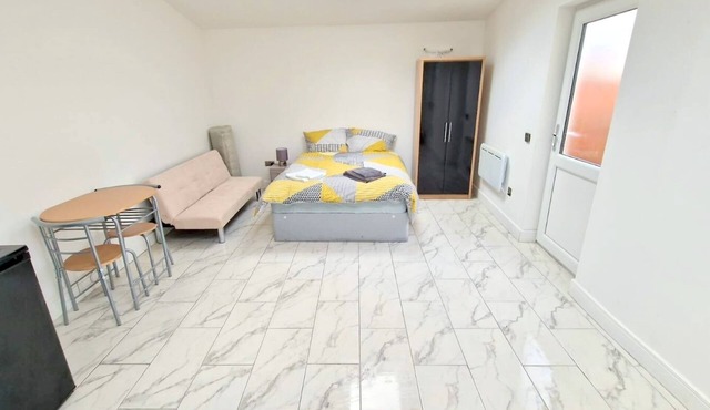 Large Triple Studio Flat - Croydon