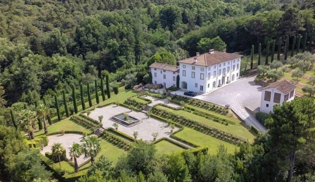 Large vacation villa rental Tuscany, lucca, pool, Wi-Fi, AC, wedding
