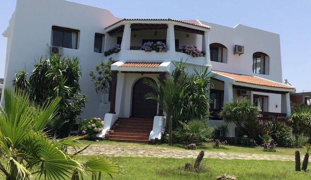 Large villa by the sea with large pool