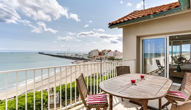 Large villa on front line beach with superb view , large enclosed garden