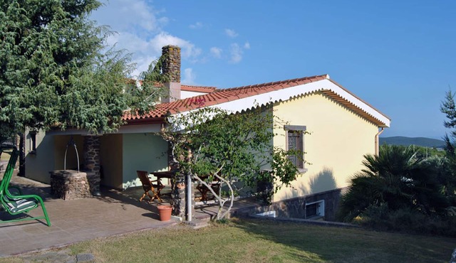 LARGE VILLA with 3 apartments and tennis court, 14 people 2 km from the sea