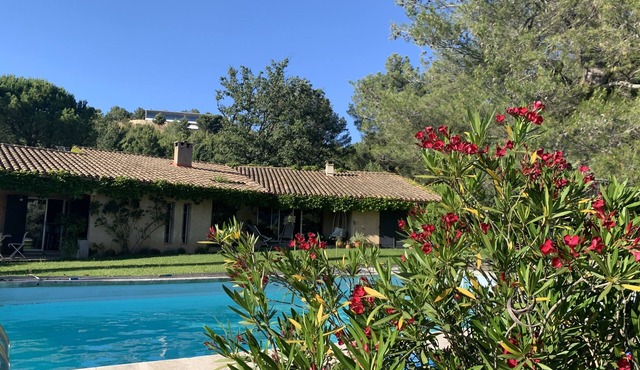 Large villa with 5 bedrooms, swimming pool, tennis court, air conditioning, 10 minutes from Aix en Provence center.