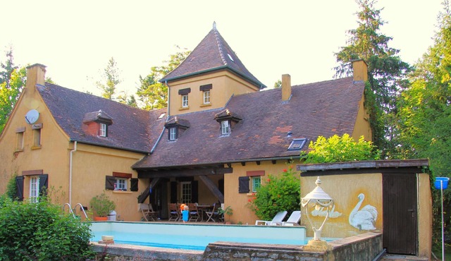 Large villa with pool and large garden