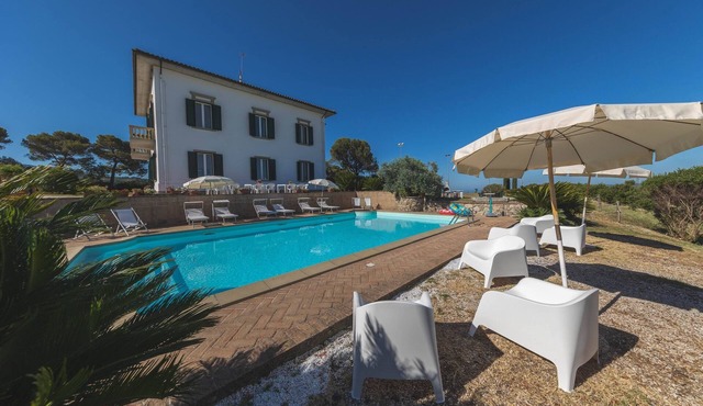 Large villa with pool,tennis court,barbecue,wonderful view.Village walk distance