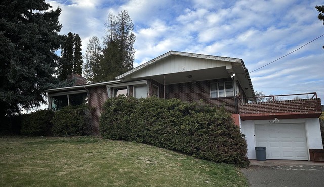 Large walk in lower unit in 1950 home nice neighborhood
