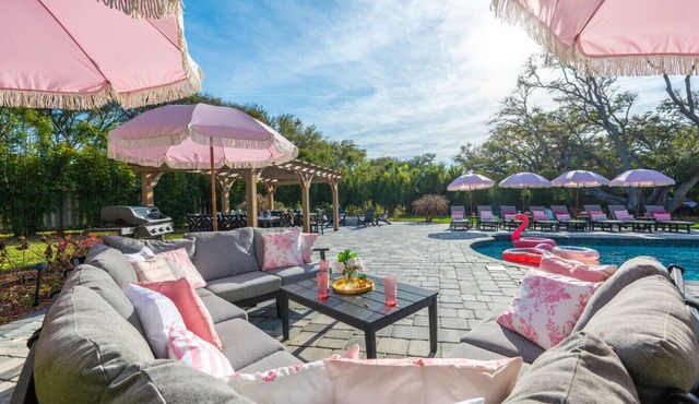 Largest Backyard In Vilano, EPIC Game Room, Heated Pool, Beach, Hot Tub, Golf, Pets, Fire Pit, Hammock, Sleeps 24