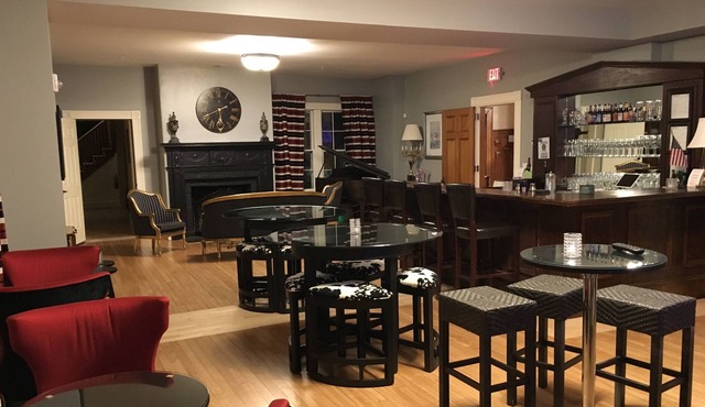 Largest Colonial Revival Mansion less than 15 minutes to Woodstock