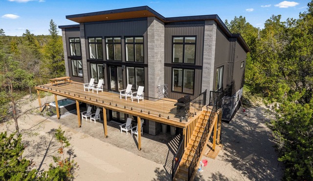 Largest Luxury Private Beachfront in Tobermory with Hot tub!