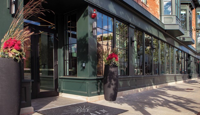 Lark Hotels 907 Main