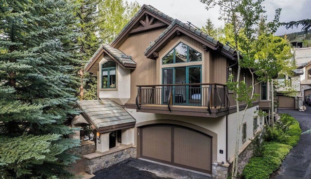 Larkspur Lodge - walk to ski lift and BC Village
