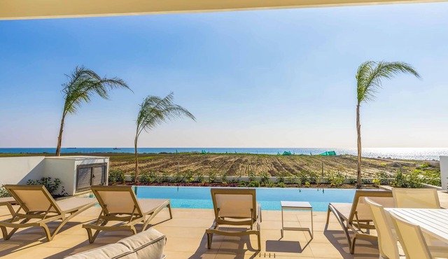 Larnaca Blue 7 - Three Bedroom Villa, Sleeps 6