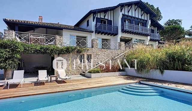 LARRARTEA - REMARKABLE VILLA CLASSIFIED 5 STARS
