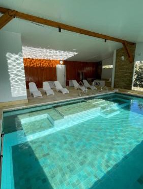 Las Nubes Piscina interior y exterior