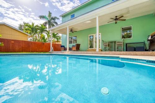 Las Olas Villa with HEATED Salt Water Pool