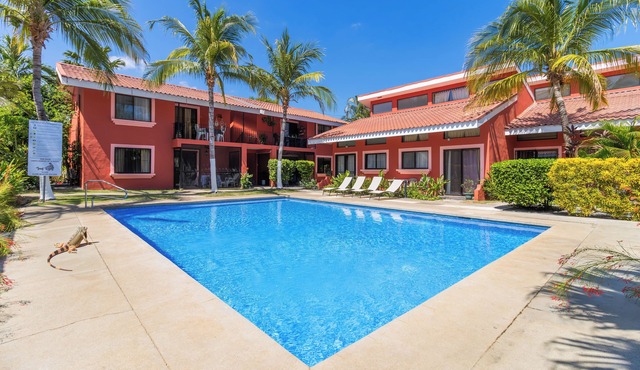 Las Palmas Condo: Pool & Beach