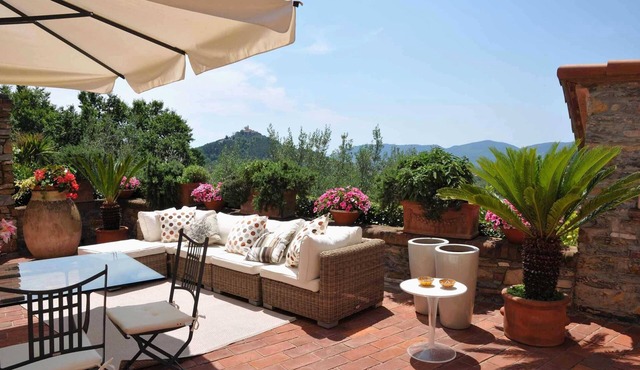 LAST MINUTE OFFER! Jacuzzi pool, Sauna, A/C, WiFi, close beaches & 5 Terre
