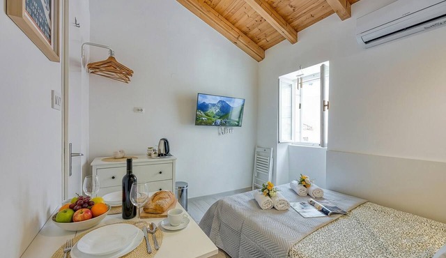 Lasta 25 Lošinj Town Twin Room, Mali Lošinj, Croatia