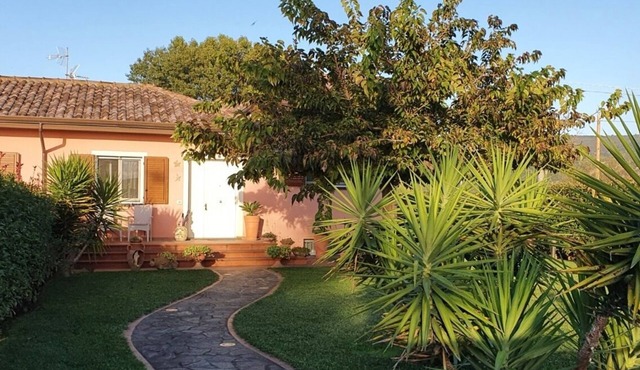Laughing villa with large garden, pool and parking space