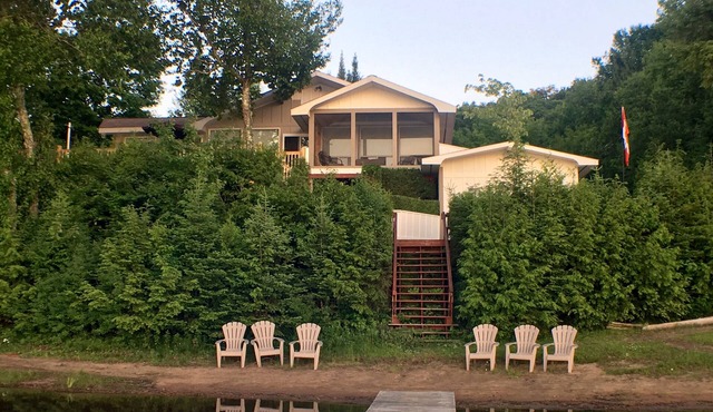 Laurentian Lakeside Cottage 55, 4-season, 5-bedroom, 3.5 bath cottage sleeps 10