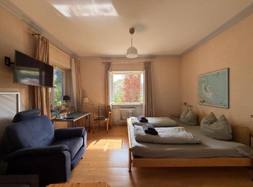 Lautertal Panorama-Suite - Kingsize-Bett & Badewanne & Dusche - Raucherbereich vor überdachten Terrasse - Rosengarten - Parkplätze 15m entfernt- Naturschutzgebiet vor Haustüre - sehr ruhige Gegend - Self-Checkin - 45qm2