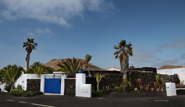 Lava stone farmhouse Yazmina with beautiful garden