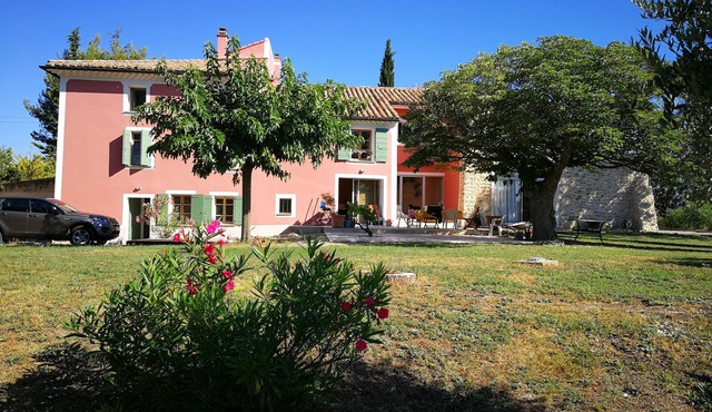 Lavandes - Gite/studio overlooking the garden, pool and valley