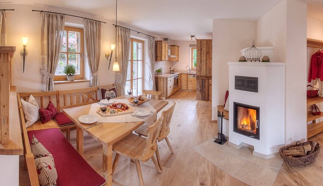 Lavender vacation apartment, 3 bedrooms and west-facing terrace with mountain views