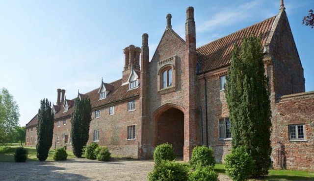 Lavish Tudor Estate & Gardens - Sleeps 20!