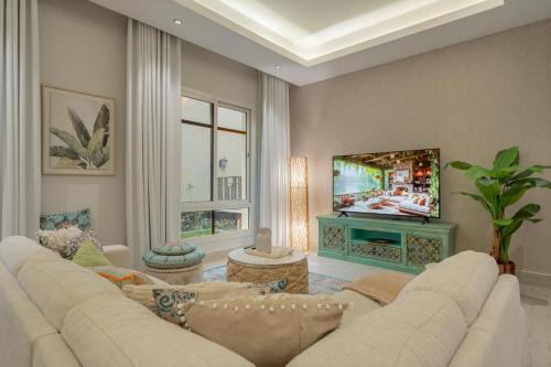 Layali Properties - Boho Oasis 3BR Apt - Convention and Exhibition Center