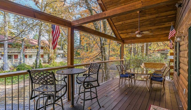 Lazy River Days - Riverfront Cabin Downtown Helen