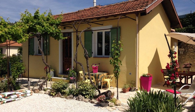 LE 43 - Nice, quiet house with fenced garden, in the center of La Trinité