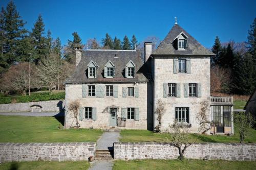 Le Château de Saint-Angel, Le Manoir du Rigouneix, 5 minutes A89, nature, calme, sauna, CLIMATISATION