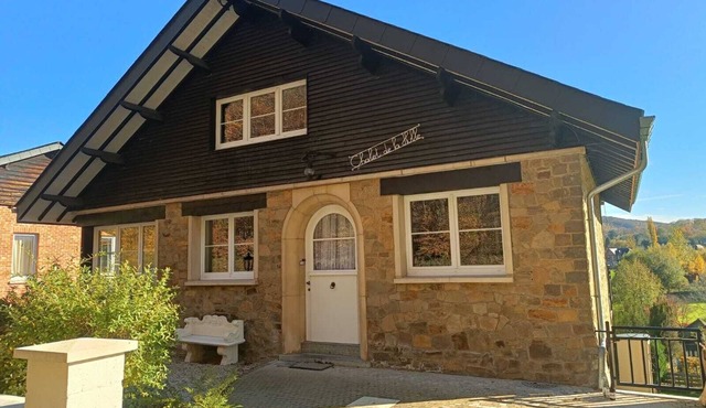 Le Chalet de la Hulle, a cozy vacation home for 6P with sauna and jacuzzi.