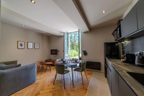 Le Charmant d'Ecully Logement Unique Avec Jardin et Parking à 10 minutes de Lyon