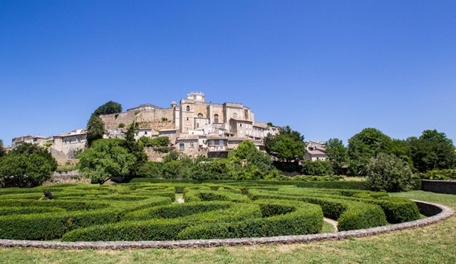 Le Cloître des Oliviers, house in the heart of the village with garden