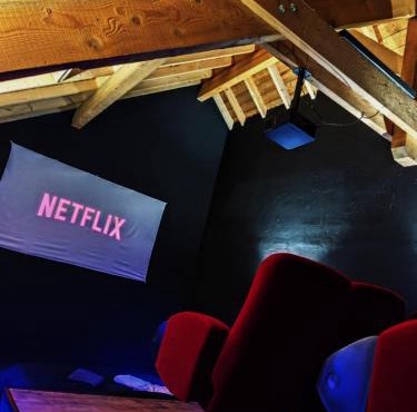 LE COCON l'unique expérience Cinéma room de la Grange Savoyarde 1km du Lac d'Annecy